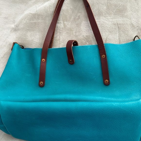 Go Forth Goods Extra Large Avery Leather Tote with Closure - Picture 4 of 10